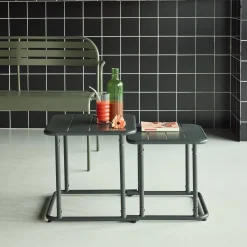 Quadratischer Satztisch für den Außenbereich aus Stahl