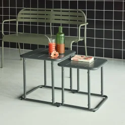 Quadratischer Satztisch für den Außenbereich aus Stahl