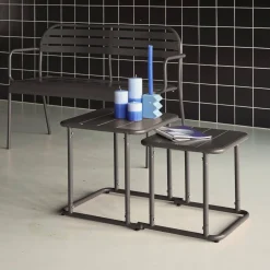 Quadratischer Satztisch für den Außenbereich aus Stahl