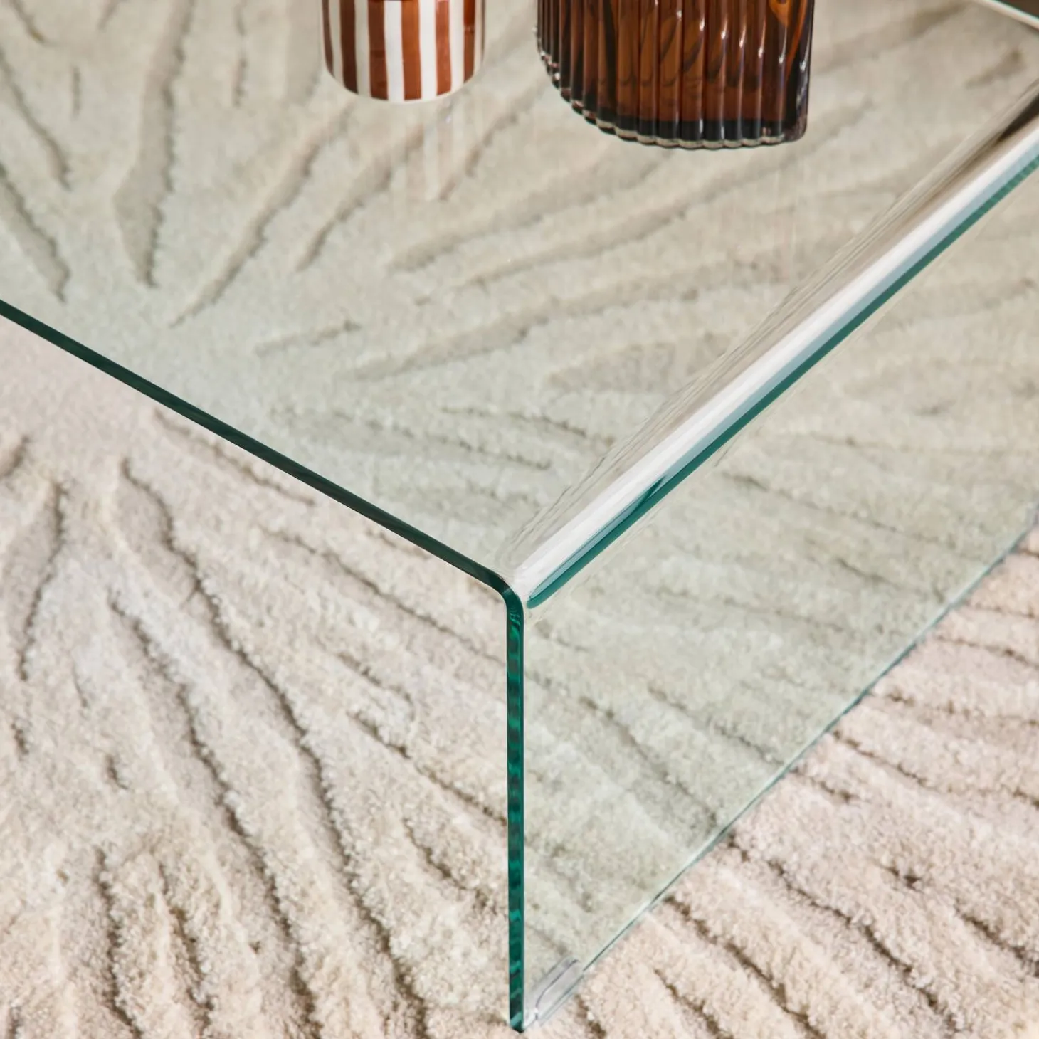 Rechteckiger Couchtisch aus gehärtetem Glas