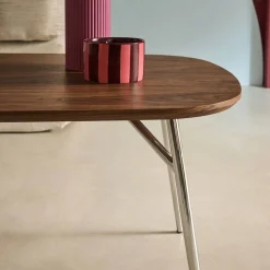 Rechteckiger Couchtisch mit verchromten Metallbeinen und Holzlook
