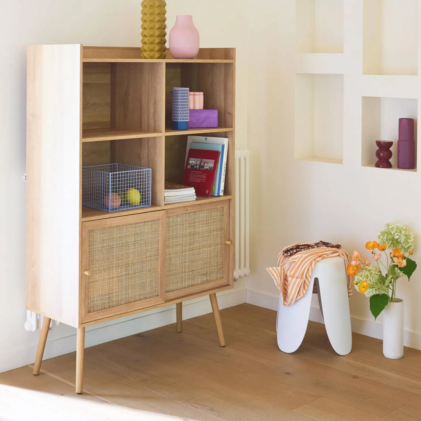 Regal mit 5 Regalböden, Schiebetüren, Holzeffekt und Rattan-Geflecht