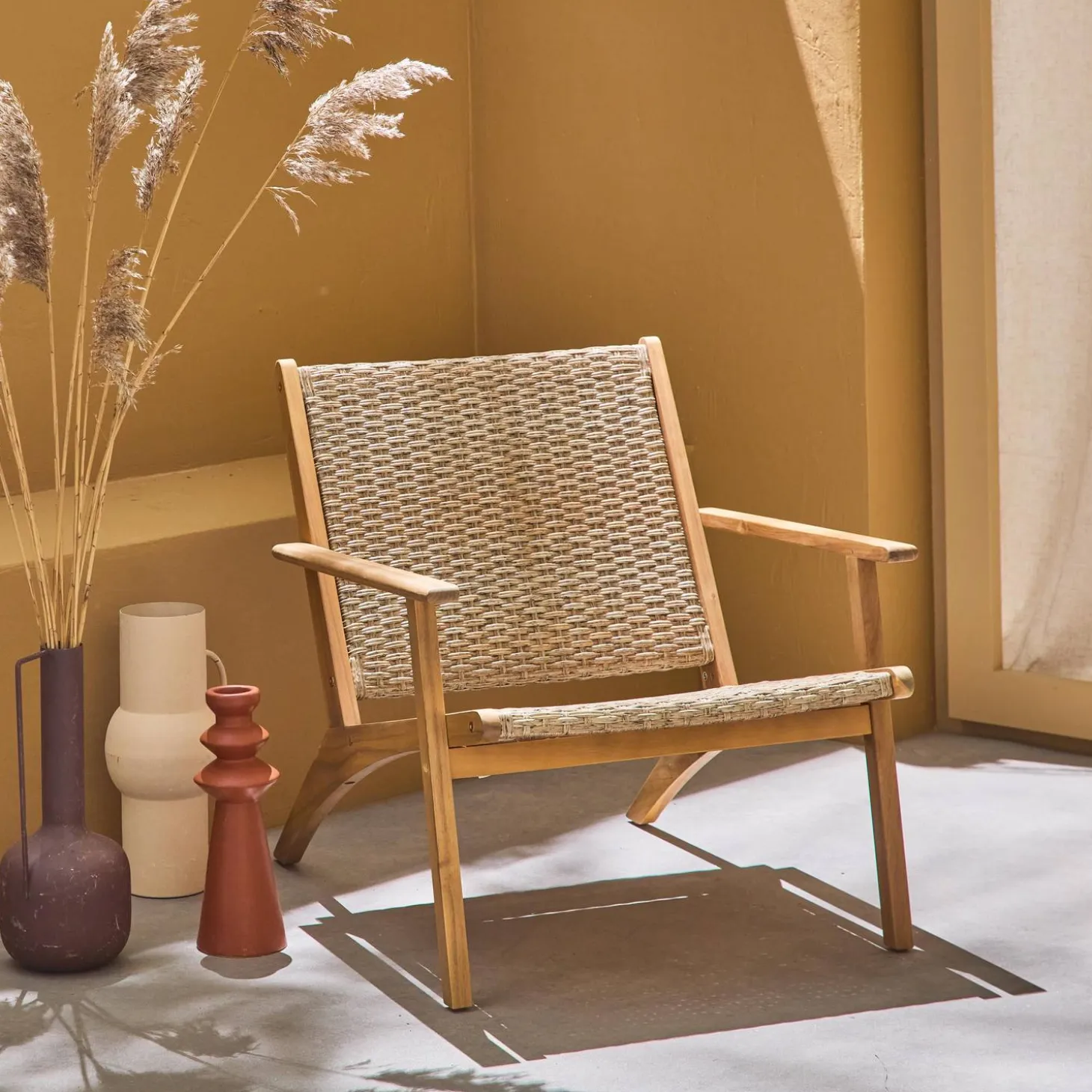 Relaxsessel aus Akazienholz und Kunststoffgeflecht