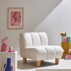 Relaxsessel mit abgerundeten Beinen aus Holz mit Bouclé-Bezug