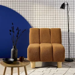 Relaxsessel mit abgerundeten Beinen aus Holz mit Bouclé-Bezug