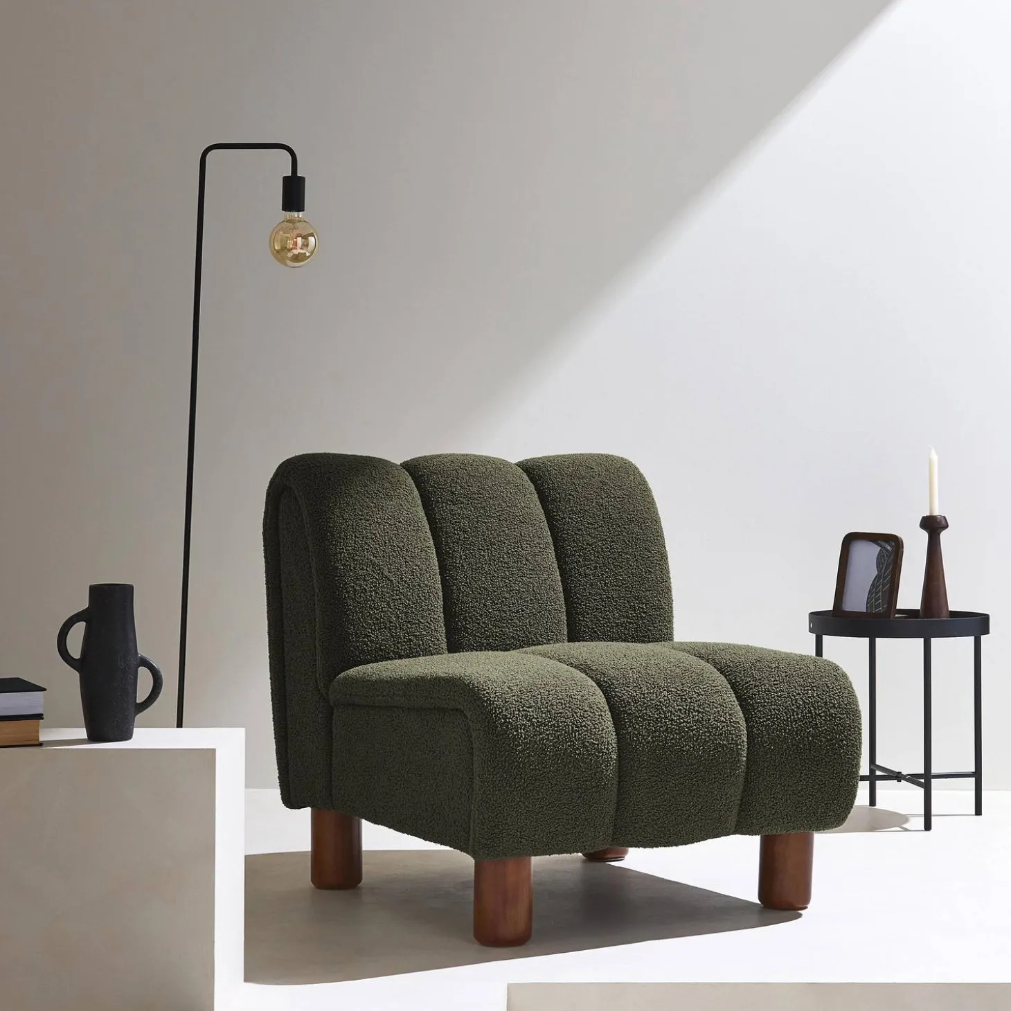 Relaxsessel mit abgerundeten Beinen aus Holz mit Bouclé-Bezug