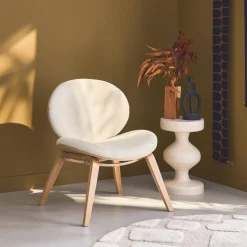 Relaxsessel mit gebogenem Holz und strukturiertem Bouclé-Bezug