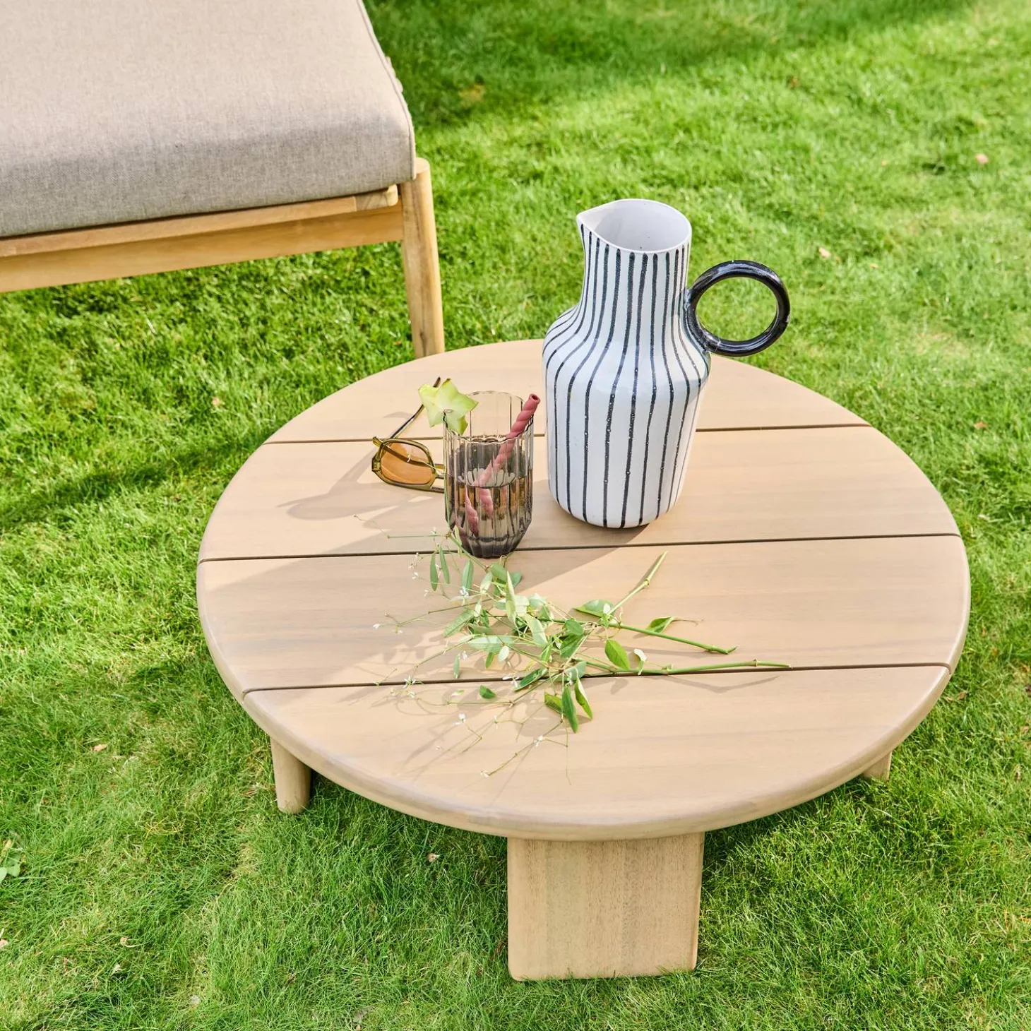 Runder Garten-Couchtisch aus Akazienholz