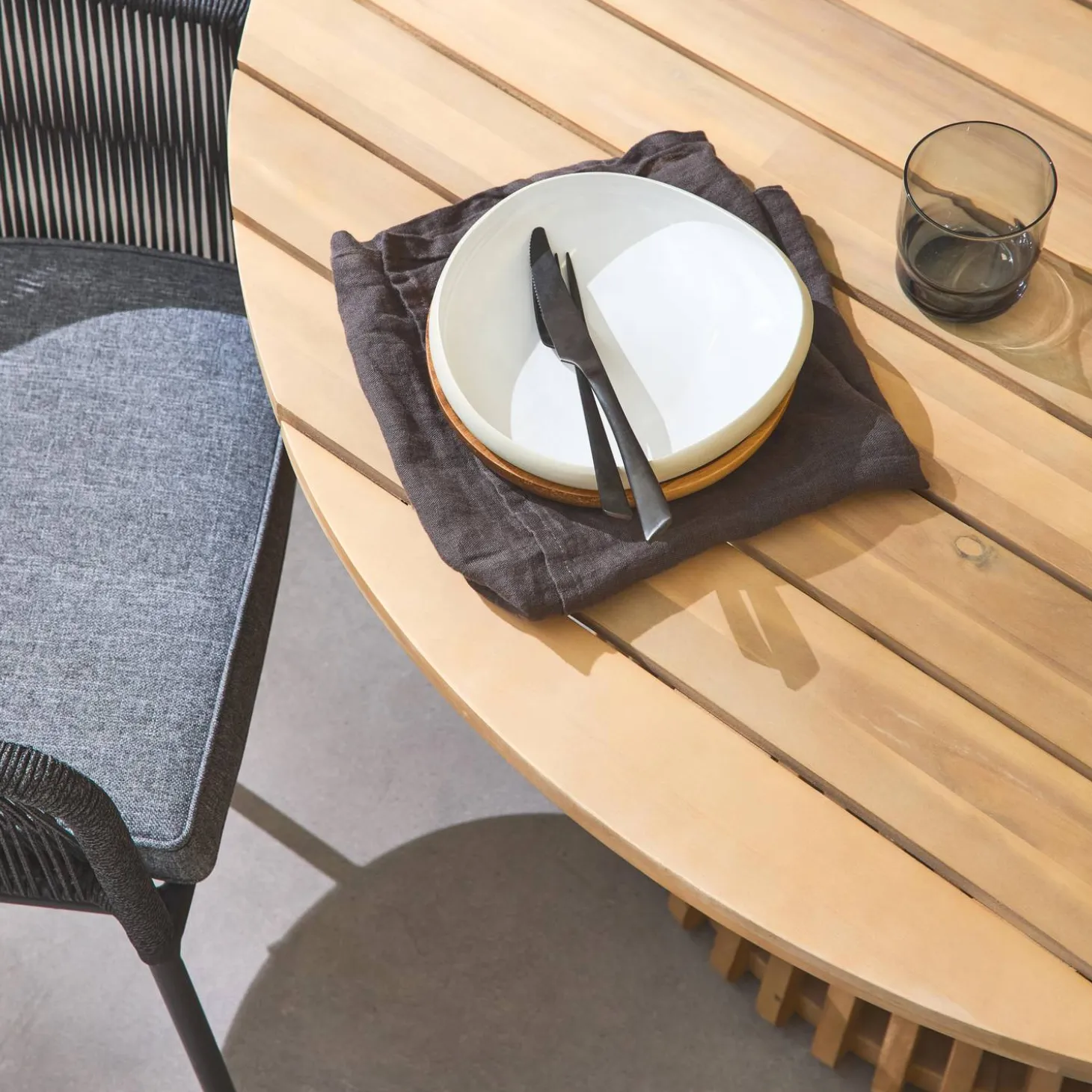 Runder Holztisch für In- und Outdoor + 4 Sessel aus Stahl mit Bespannung