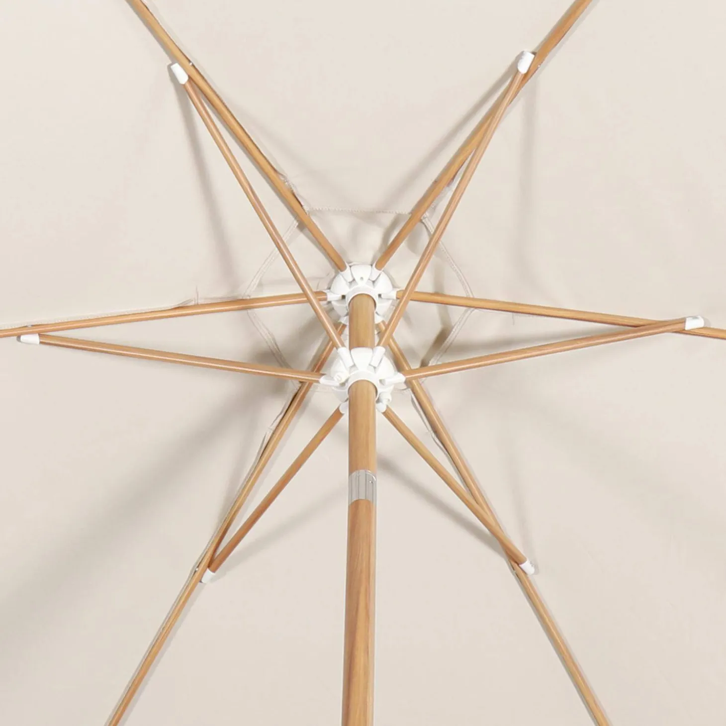 Runder Sonnenschirm, zentraler Mast aus Aluminium in Holzoptik