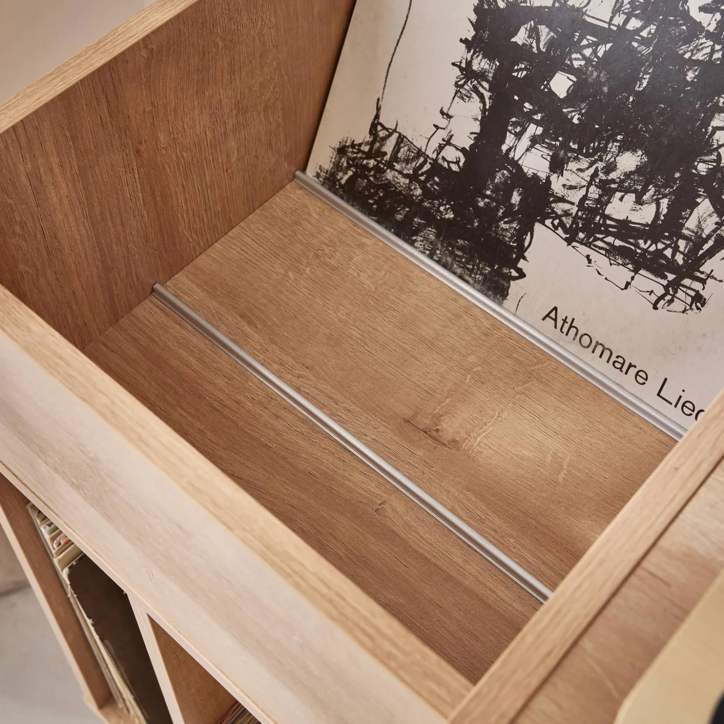 Schallplattenschrank mit Rattan-Geflecht und Holzdekor