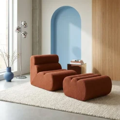 Sessel mit strukturiertem Bouclé-Bezug und Hocker