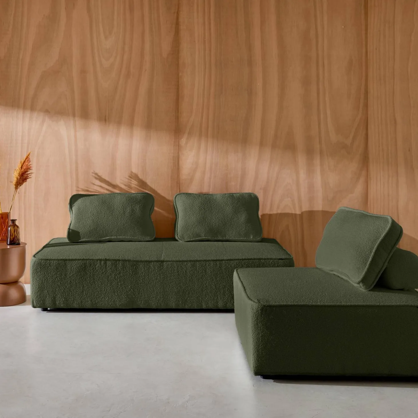 Sessel und 2-Sitzer Sofa mit Bouclé-Bezug für ein modulares Sofa