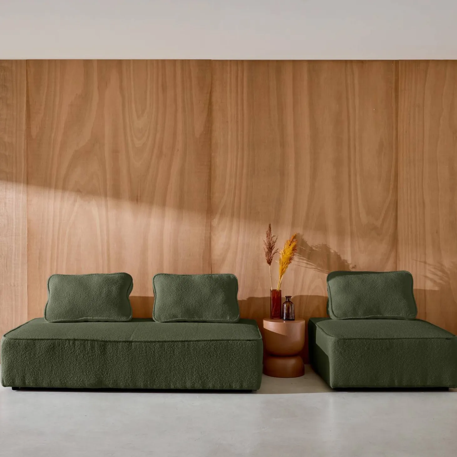 Sessel und 2-Sitzer Sofa mit Bouclé-Bezug für ein modulares Sofa