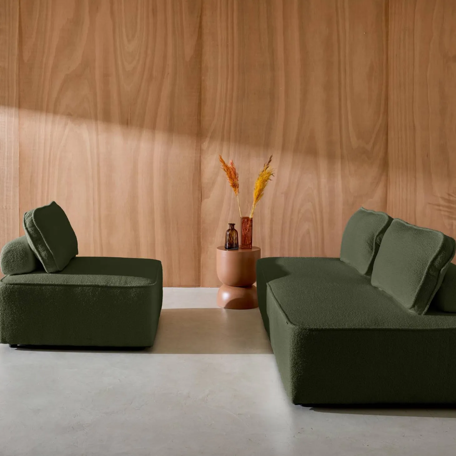 Sessel und 2-Sitzer Sofa mit Bouclé-Bezug für ein modulares Sofa