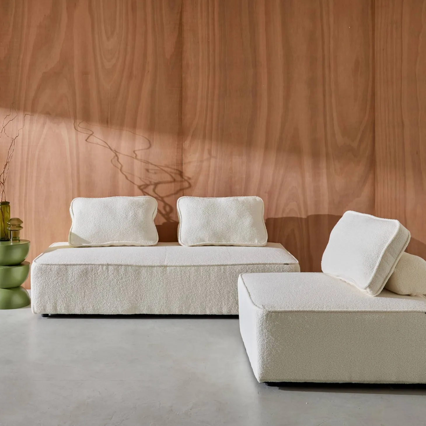 Sessel und 2-Sitzer Sofa mit Bouclé-Bezug für ein modulares Sofa