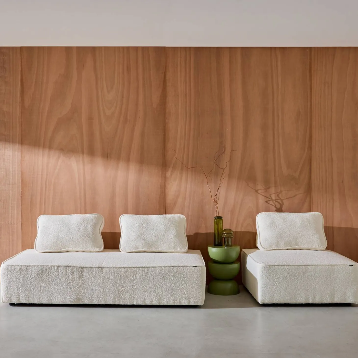 Sessel und 2-Sitzer Sofa mit Bouclé-Bezug für ein modulares Sofa