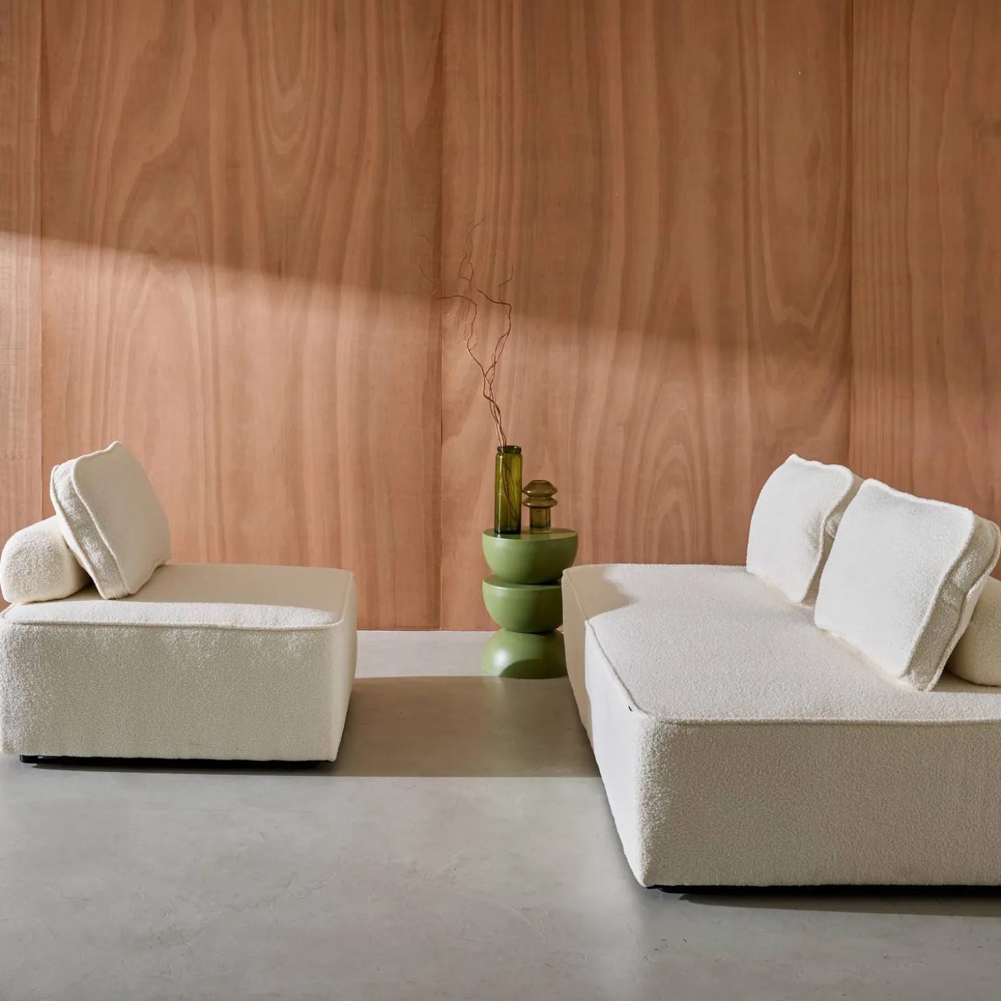 Sessel und 2-Sitzer Sofa mit Bouclé-Bezug für ein modulares Sofa