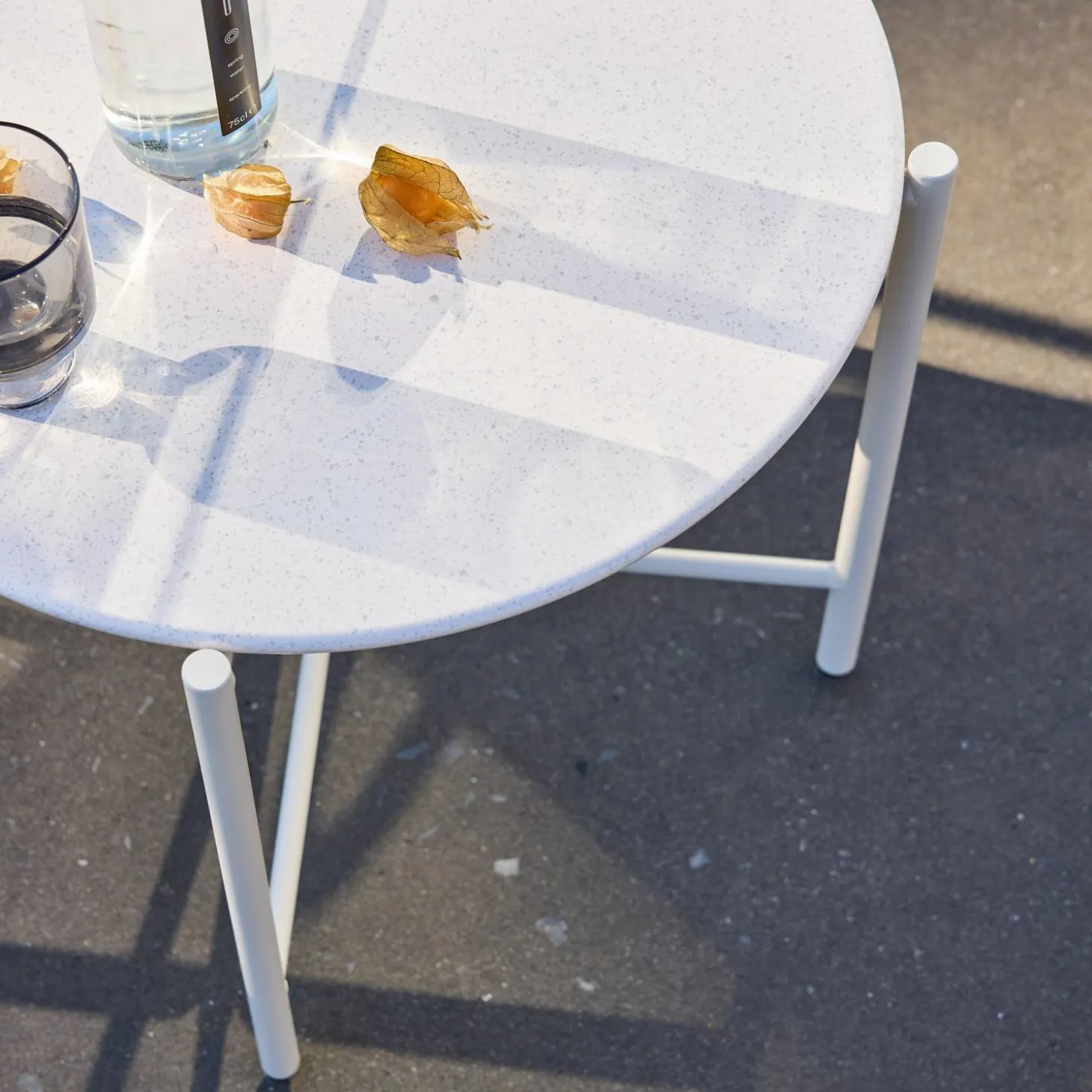 Set aus 2 Liegesesseln mit rundem Tisch aus Stahl