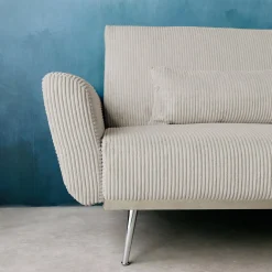 2-3-Sitzer Design-Schlafsofa mit Cordbezug und verchromten Metallfüßen