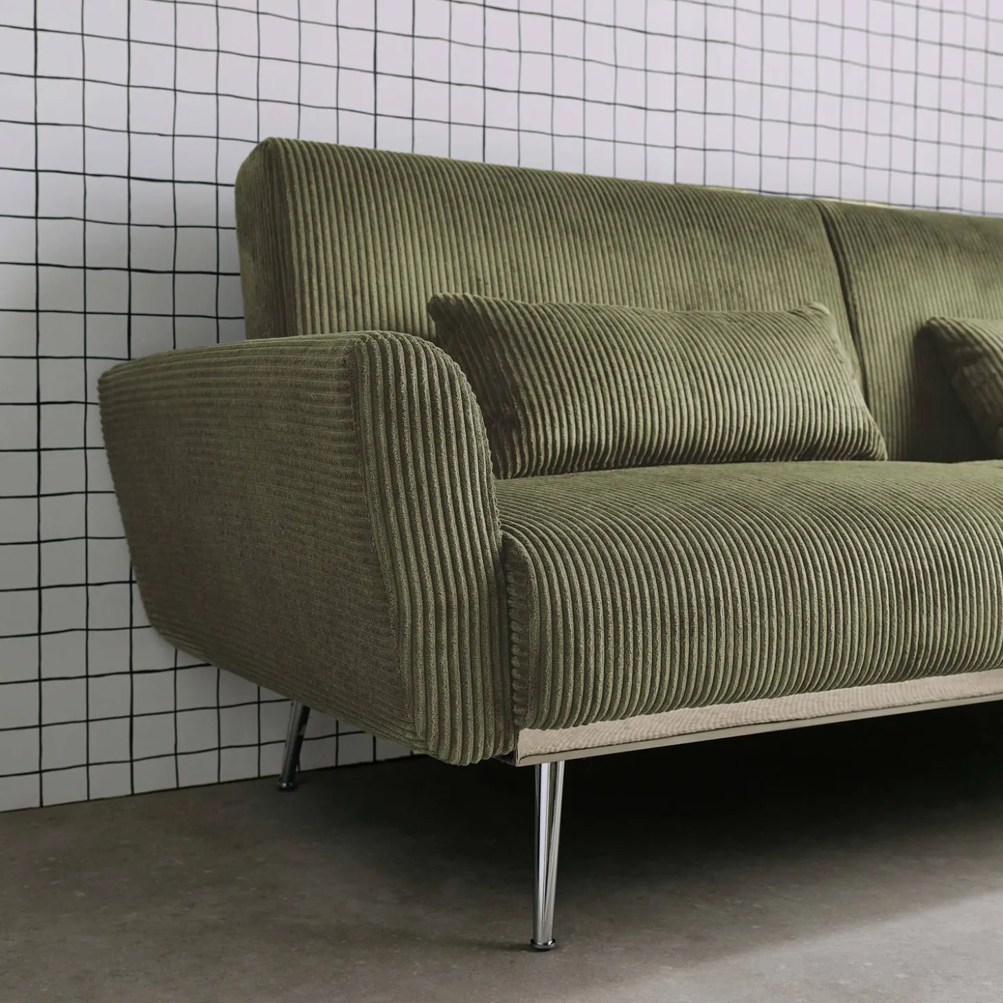 2-3-Sitzer Design-Schlafsofa mit Cordbezug und verchromten Metallfüßen