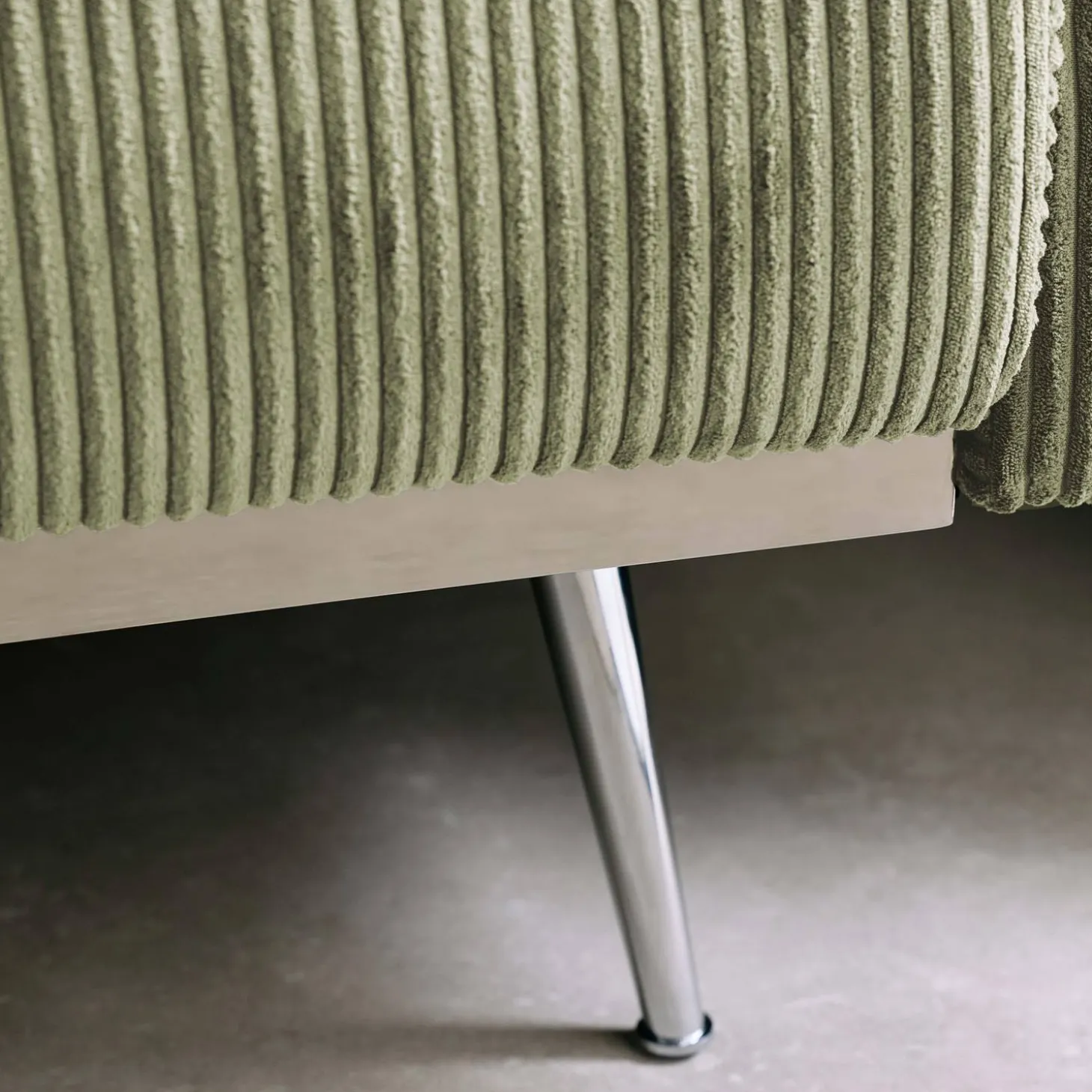 2-3-Sitzer Design-Schlafsofa mit Cordbezug und verchromten Metallfüßen