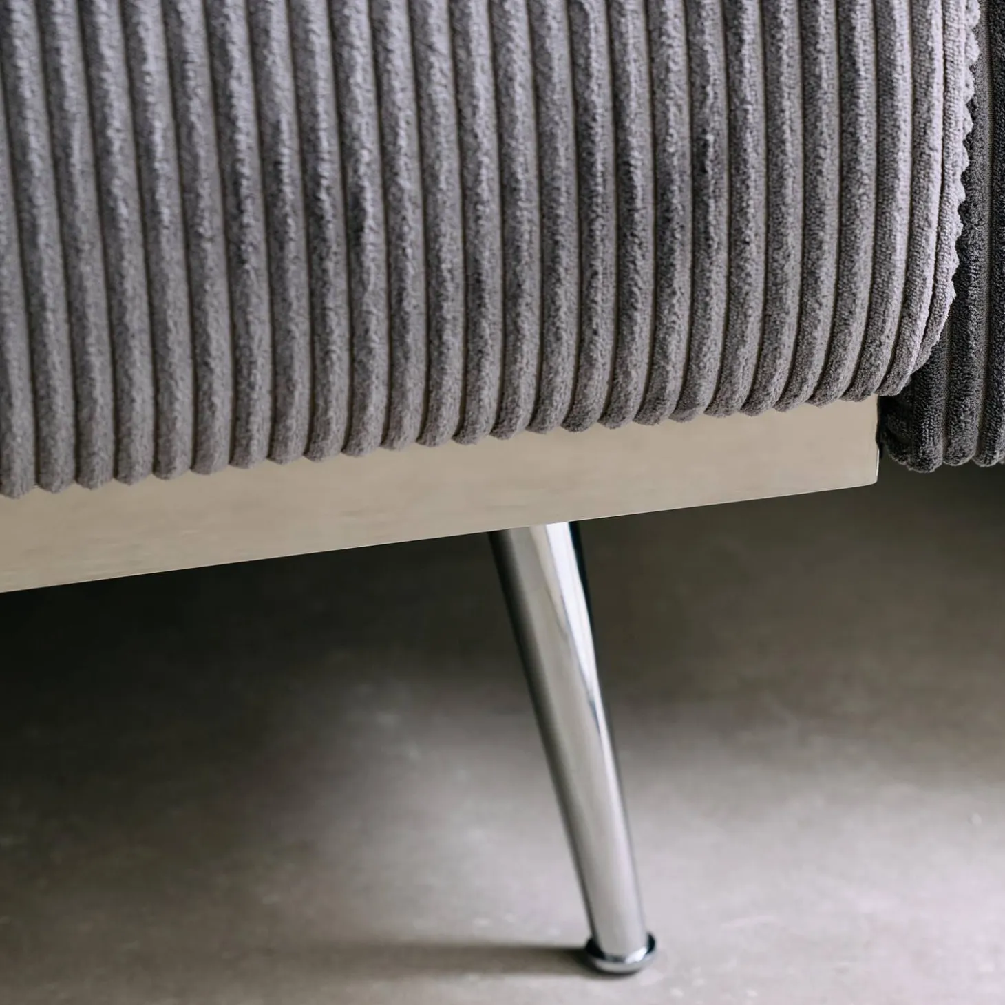 2-3-Sitzer Design-Schlafsofa mit Cordbezug und verchromten Metallfüßen