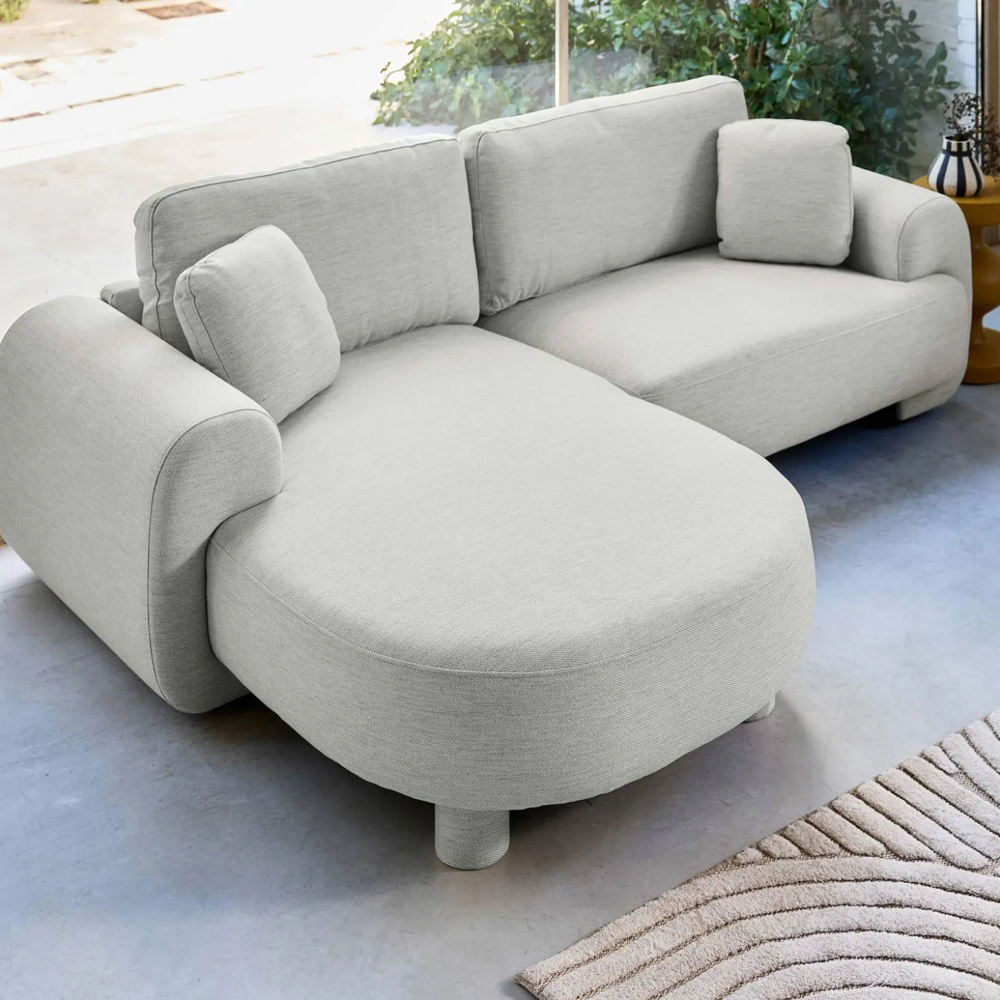 3-Sitzer Ecksofa mit Stoffbezug und runden Füßen, Recamiere links