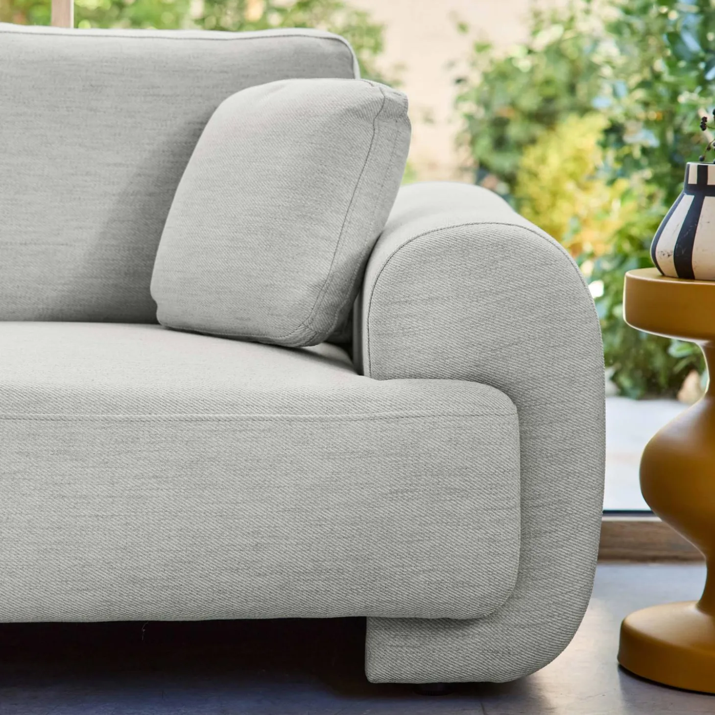 3-Sitzer Ecksofa mit Stoffbezug und runden Füßen, Recamiere links