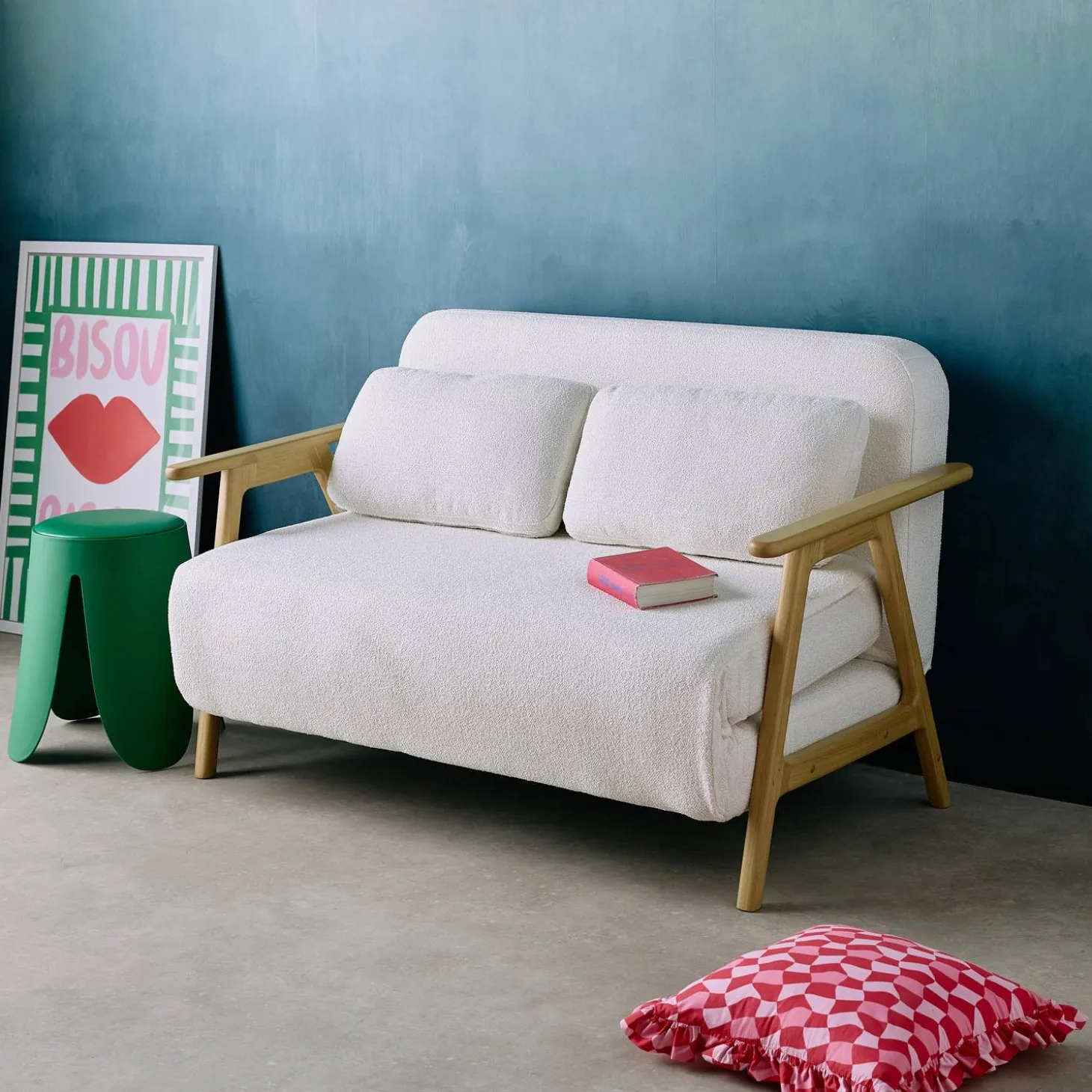 2-Sitzer Schlafsofa aus Heveaholz mit strukturiertem Bouclé-Bezug