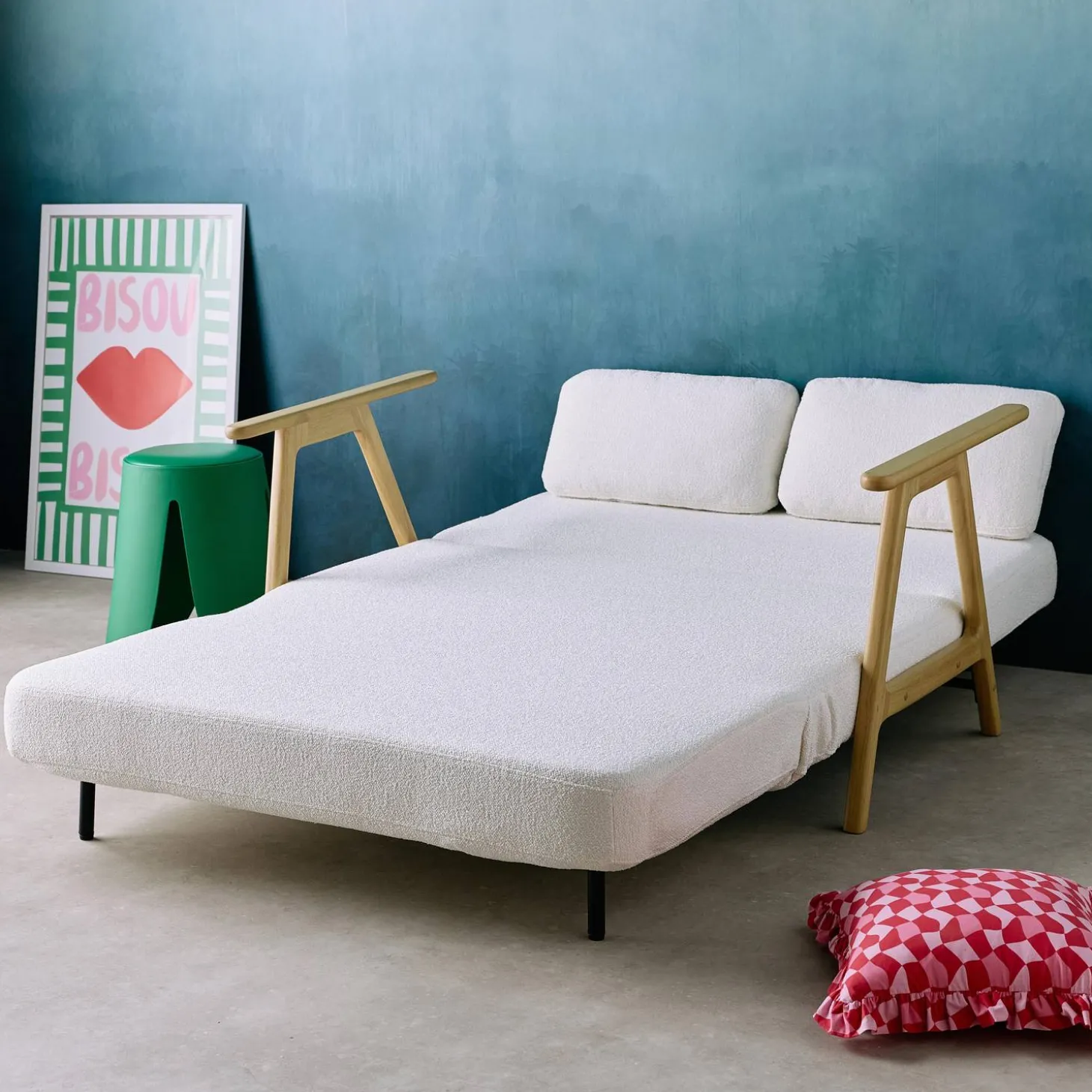 2-Sitzer Schlafsofa aus Heveaholz mit strukturiertem Bouclé-Bezug