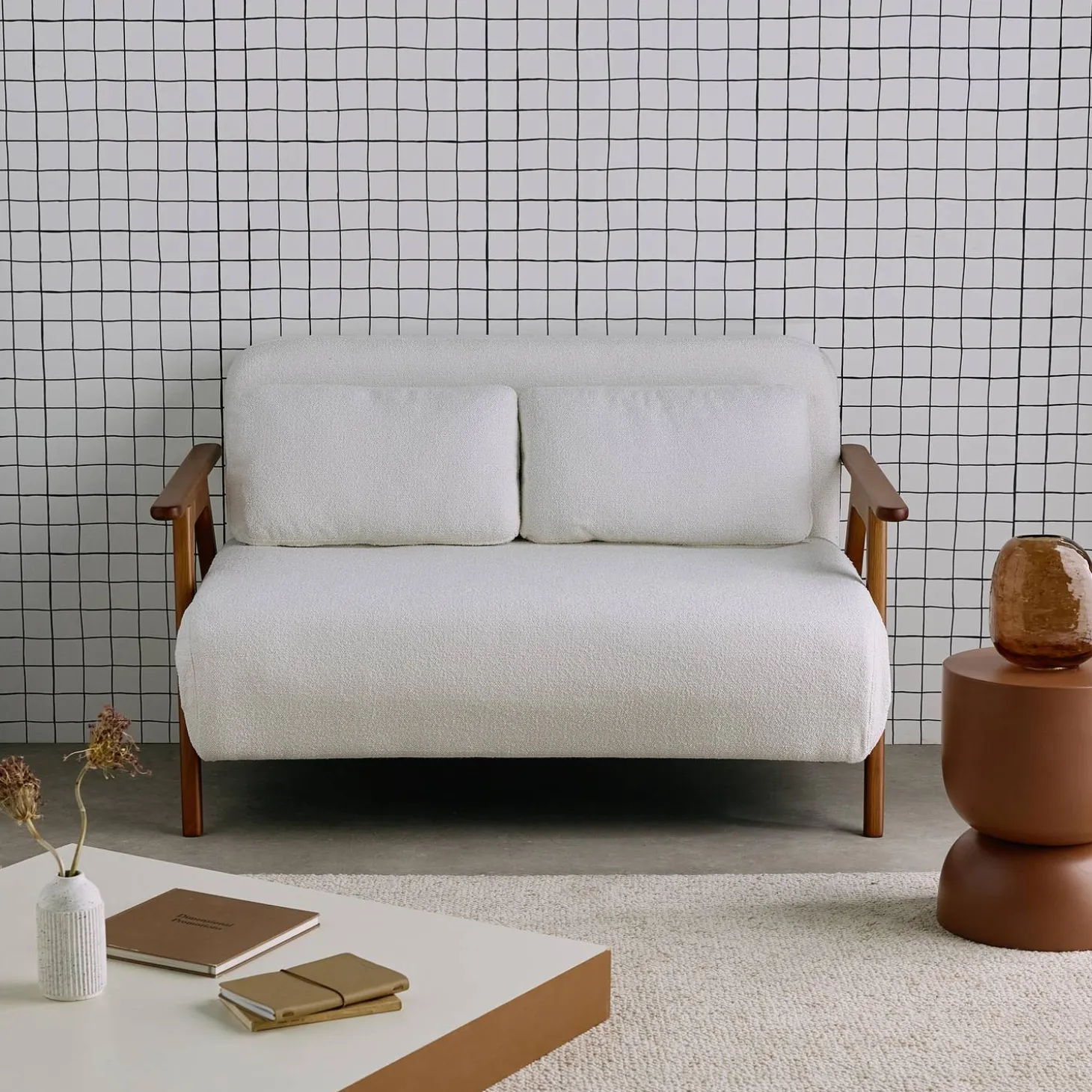 2-Sitzer Schlafsofa aus nussbaumfarbenem Heveaholz mit strukturiertem Bouclé-Bezug
