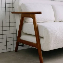 2-Sitzer Schlafsofa aus nussbaumfarbenem Heveaholz mit strukturiertem Bouclé-Bezug