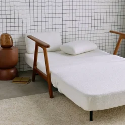 2-Sitzer Schlafsofa aus nussbaumfarbenem Heveaholz mit strukturiertem Bouclé-Bezug