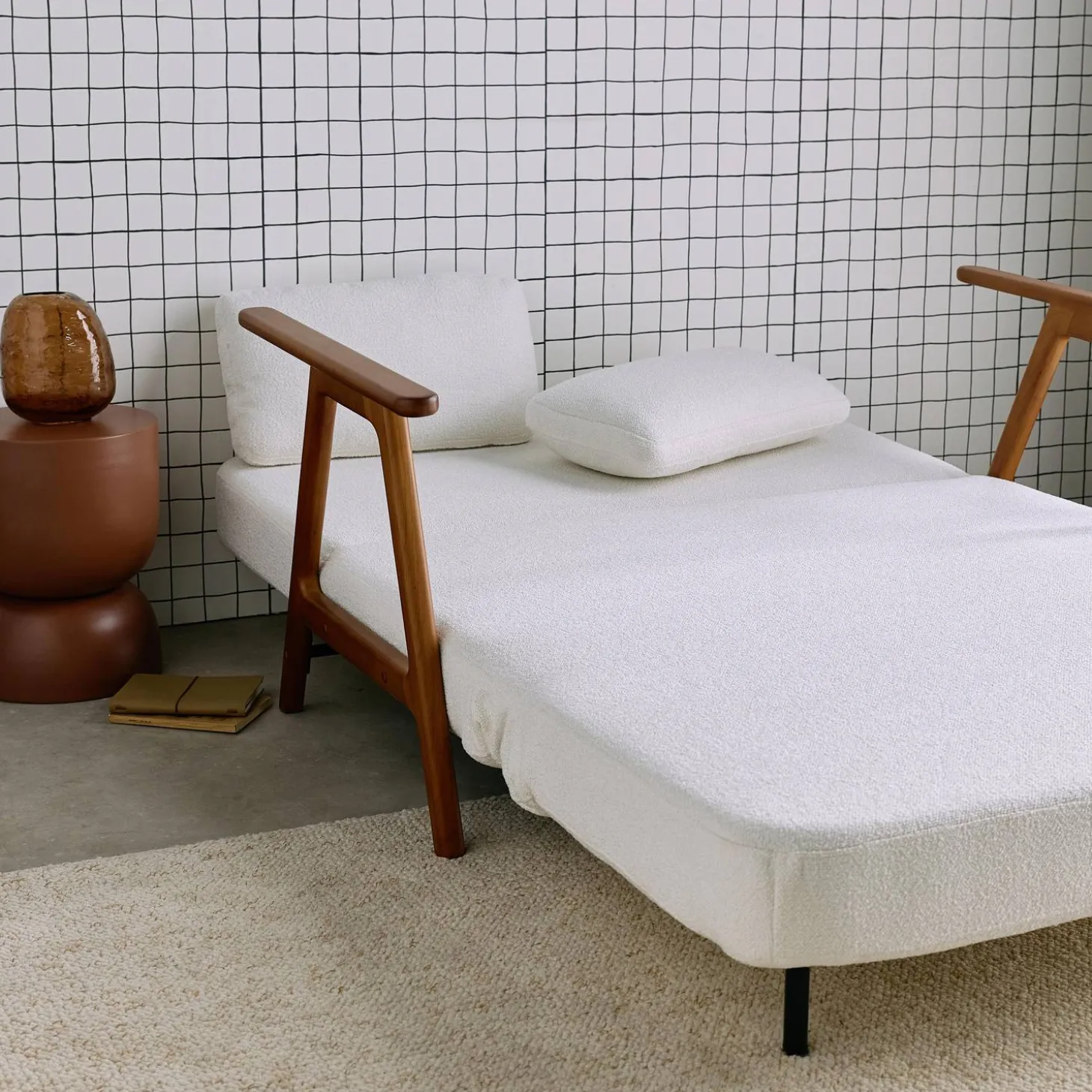 2-Sitzer Schlafsofa aus nussbaumfarbenem Heveaholz mit strukturiertem Bouclé-Bezug