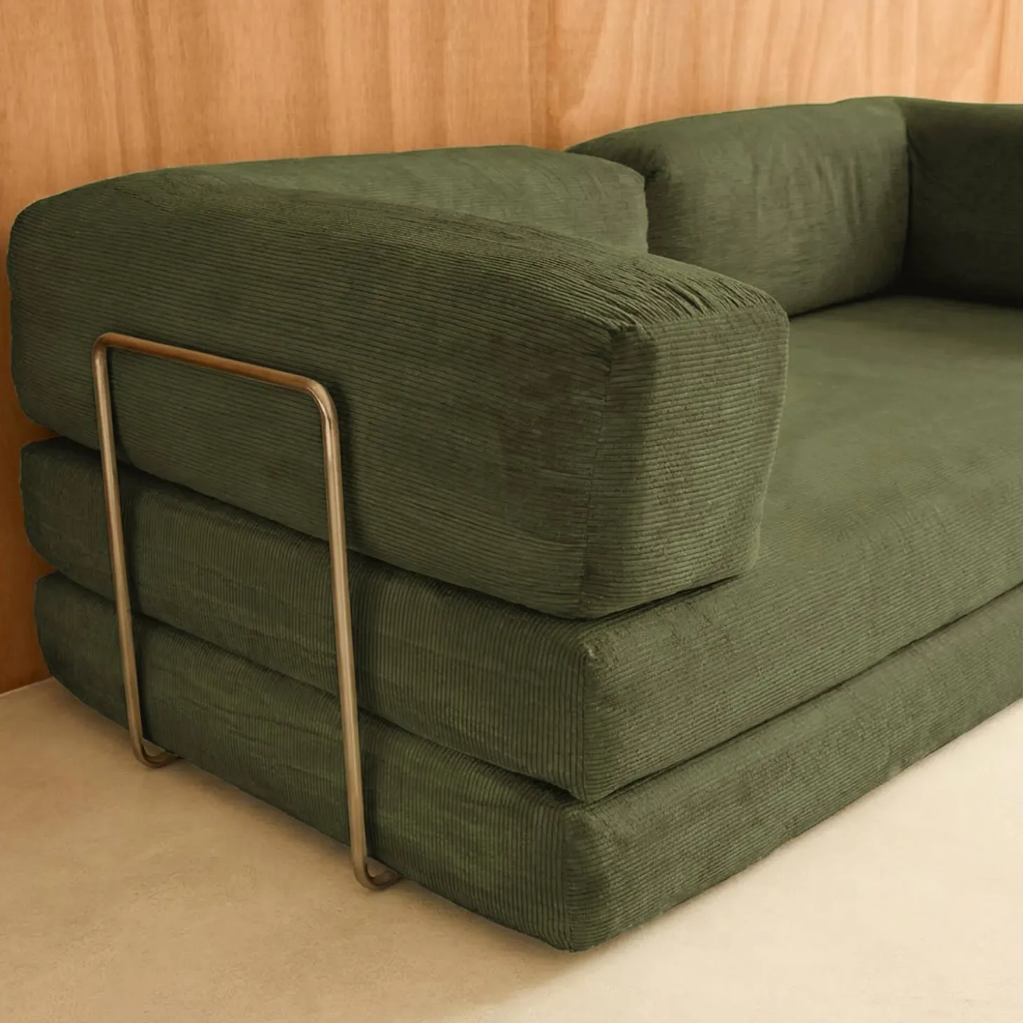 3-Sitzer-Schlafsofa im Vintage-Stil mit Cordbezug und verchromtem Außengestell