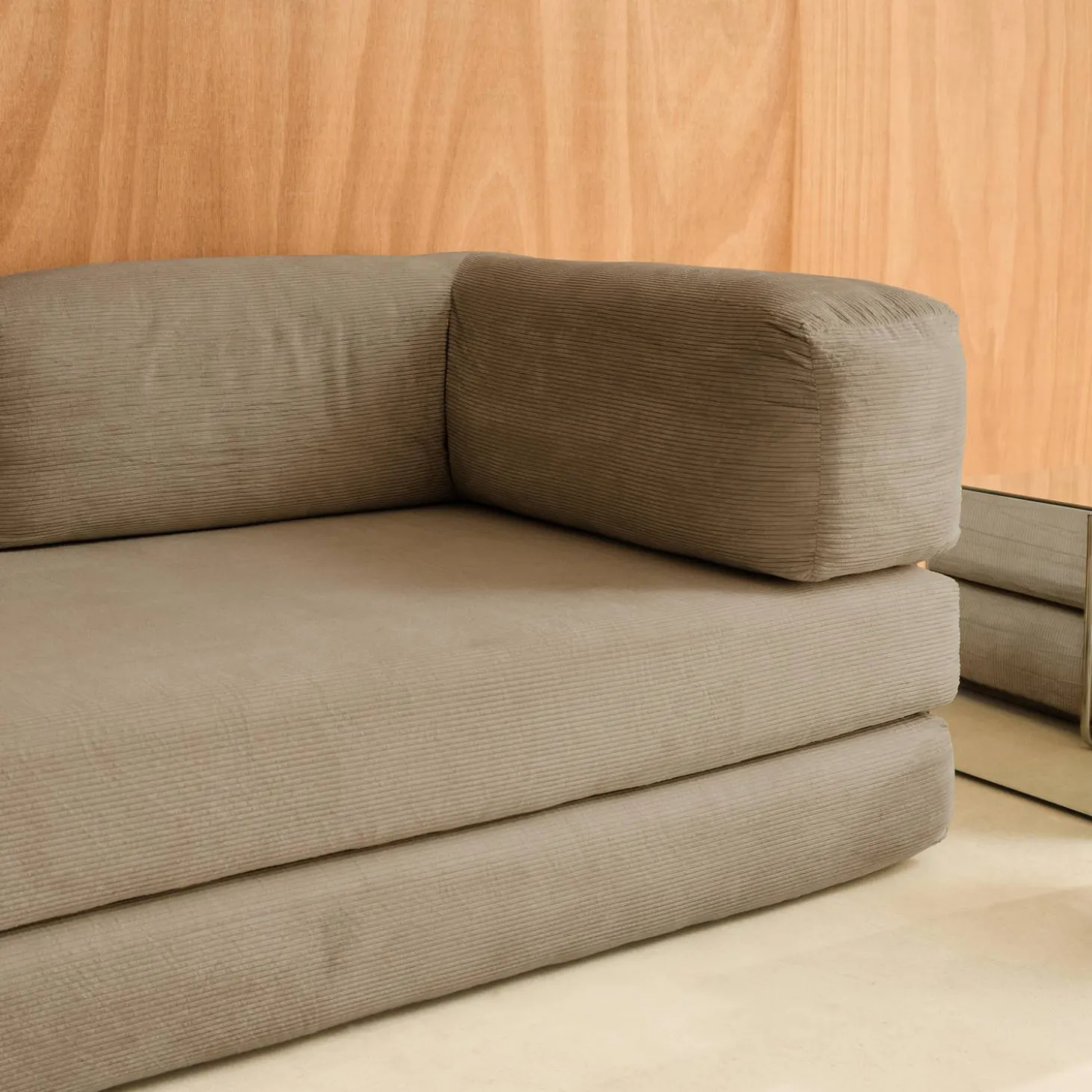 3-Sitzer-Schlafsofa im Vintage-Stil mit Cordbezug und verchromtem Außengestell
