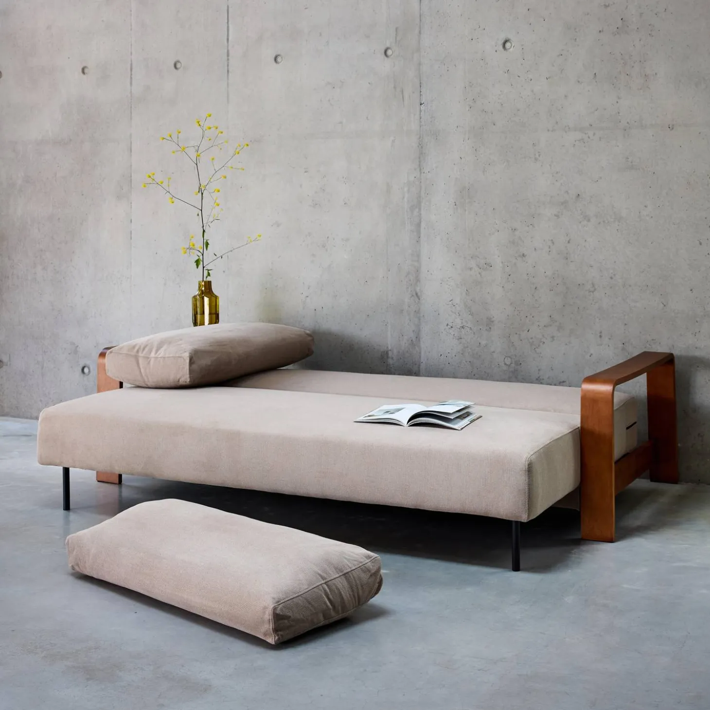 3-Sitzer Schlafsofa mit wasserabweisendem Stoff und Armlehnen aus Holz