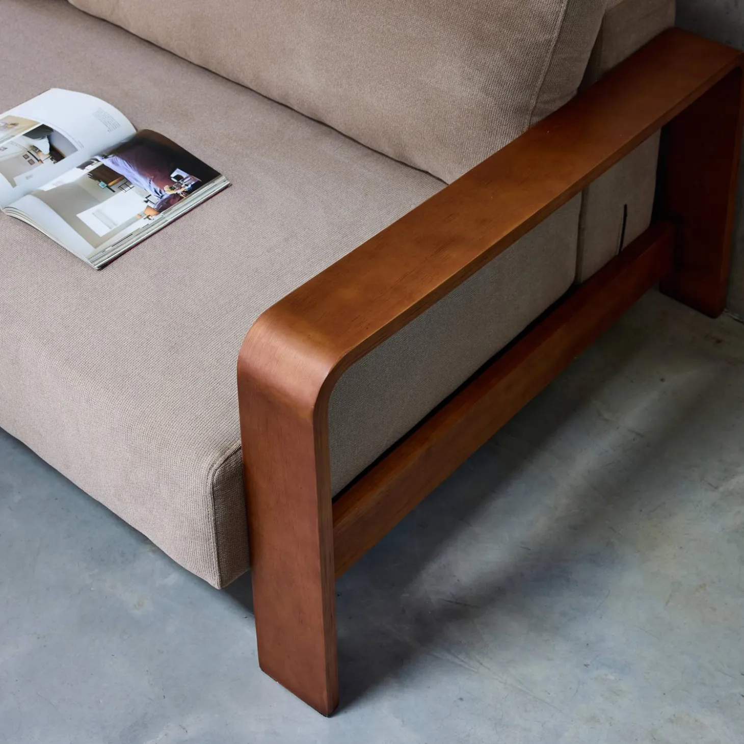 3-Sitzer Schlafsofa mit wasserabweisendem Stoff und Armlehnen aus Holz