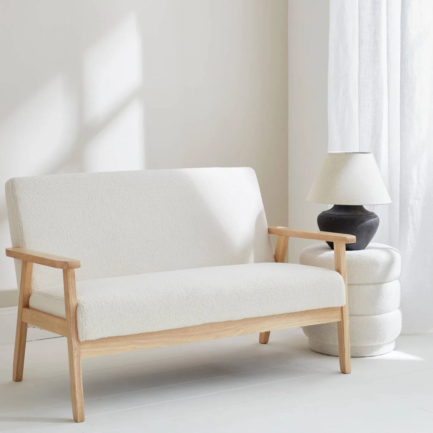 2 Sitzer Sitzbank mit Bouclé-Bezug und Holzfüßen Kunstlammfell