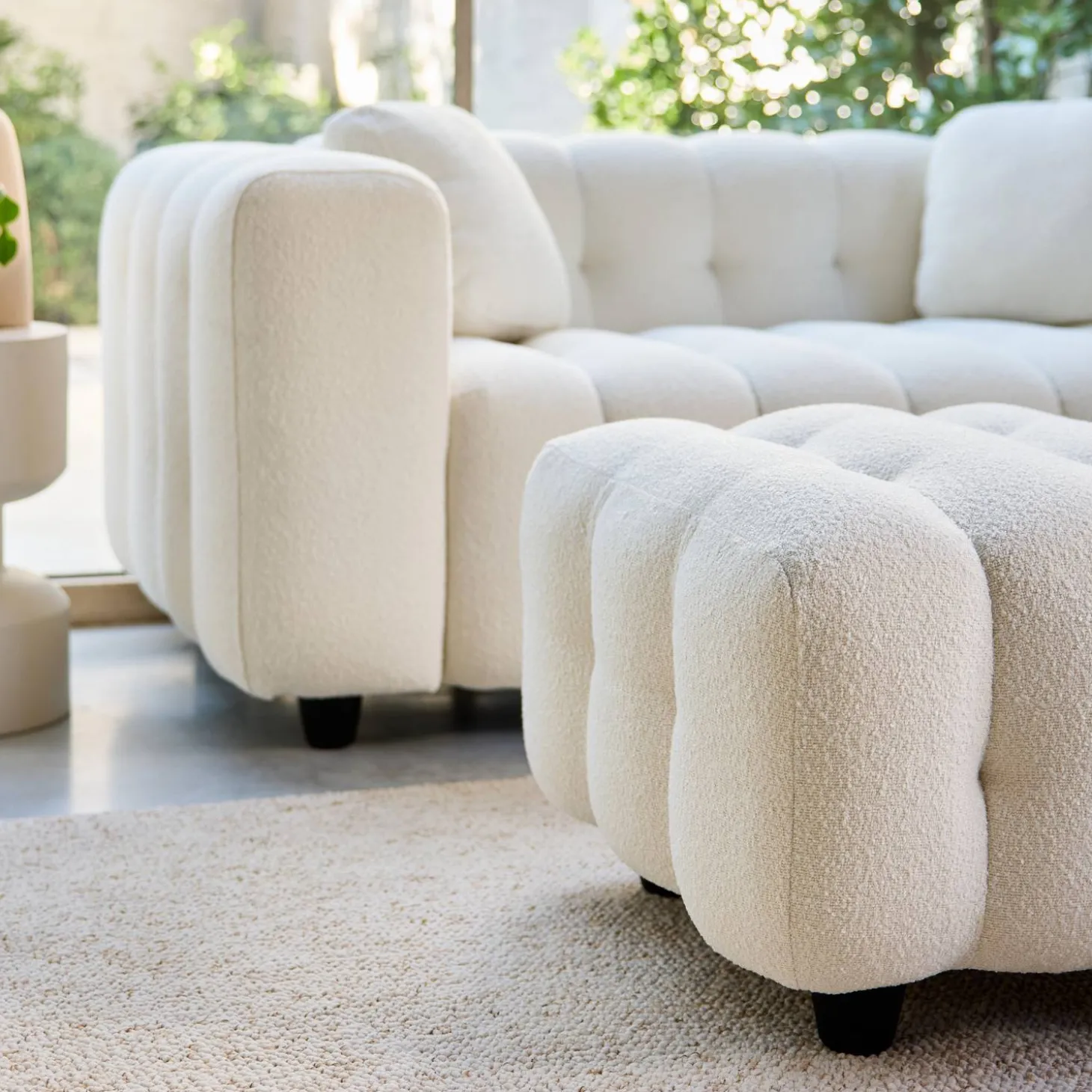 Sitzhocker Fußhocker mit strukturiertem Bouclébezug für 2-Sitzer Sofa Leon