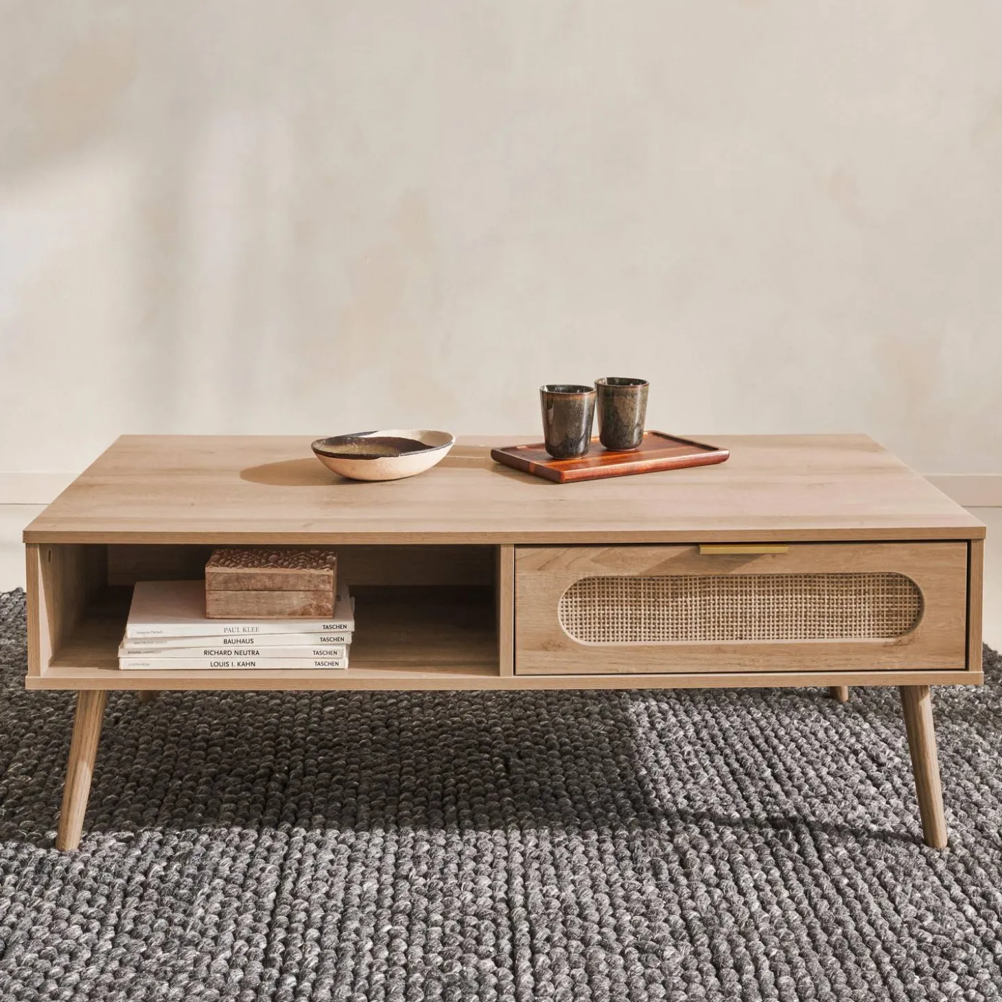 Skandinavischer Couchtisch mit abgerundetem Rattan-Geflecht, 1 Schublade