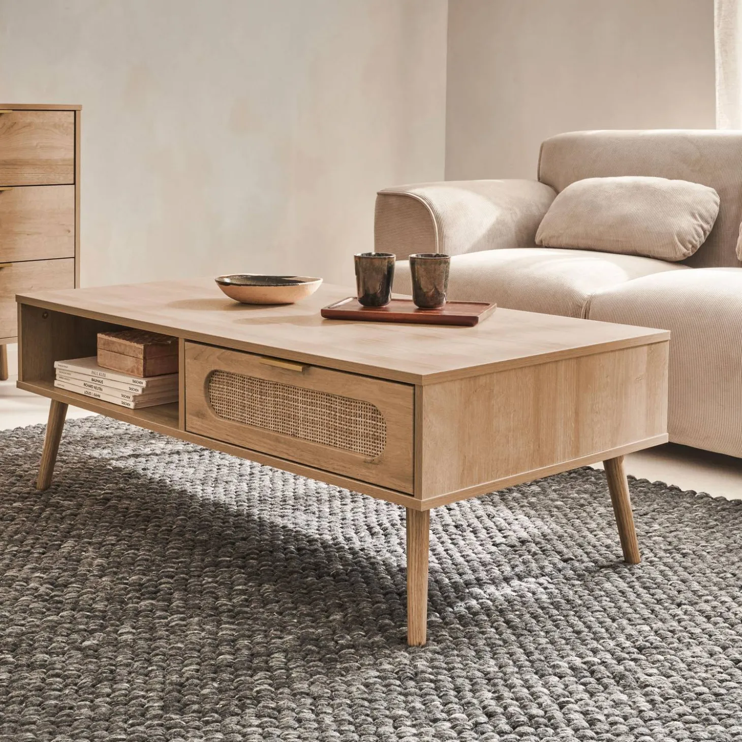 Skandinavischer Couchtisch mit abgerundetem Rattan-Geflecht, 1 Schublade