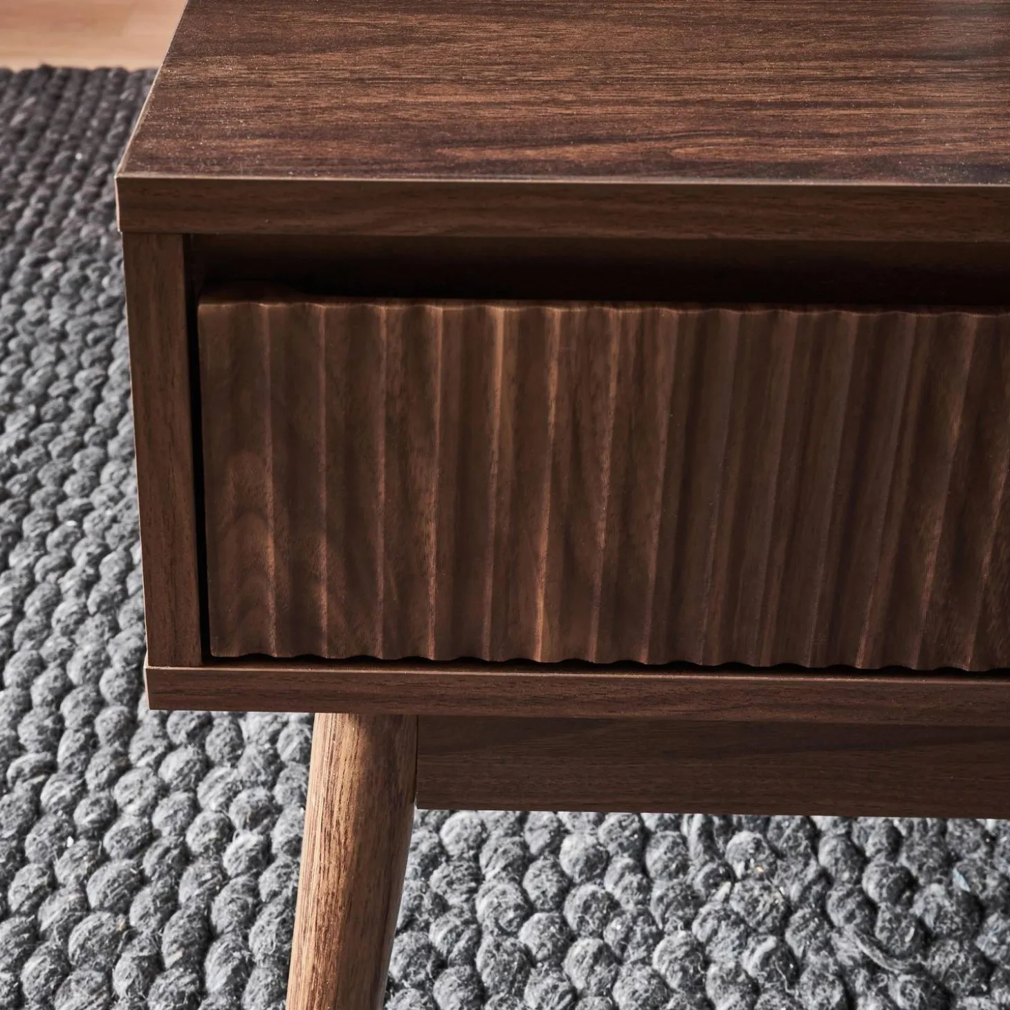 Skandinavischer Couchtisch mit geriffeltem Holzdekor, 2 Nischen, 1 Schublade