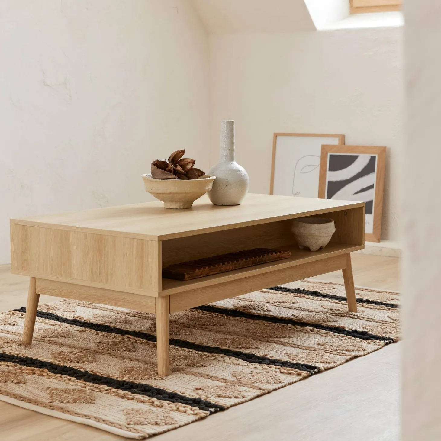 Skandinavischer Couchtisch mit geriffeltem Holzdekor, 2 Nischen, 1 Schublade