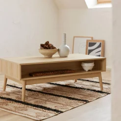 Skandinavischer Couchtisch mit geriffeltem Holzdekor, 2 Nischen, 1 Schublade