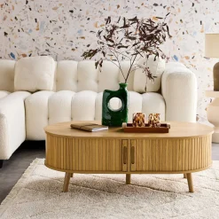 Skandinavischer Couchtisch mit geriffeltm Holzlook und 2 Schiebetüren