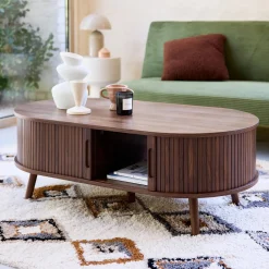 Skandinavischer Couchtisch mit geriffeltm Holzlook und 2 Schiebetüren