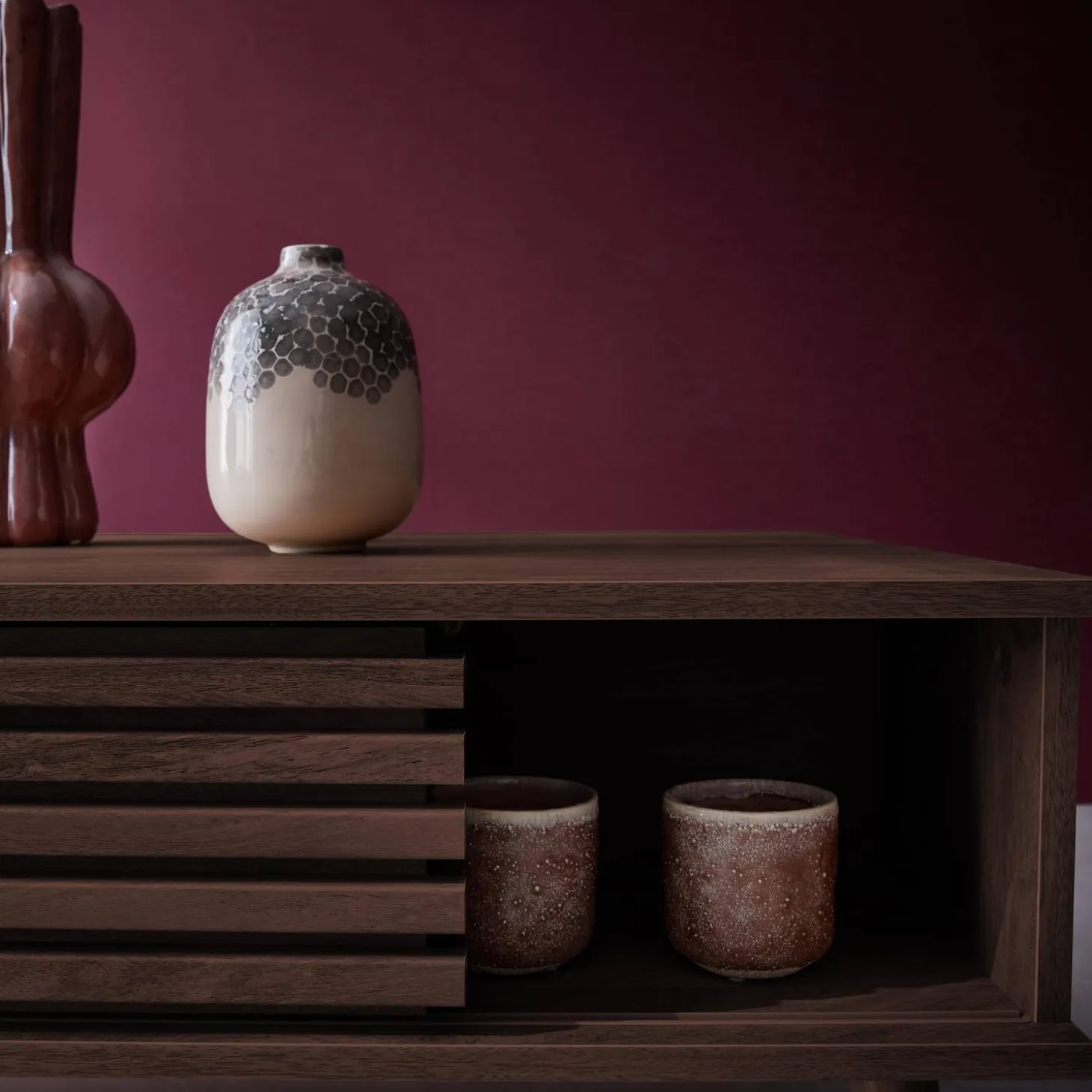 Skandinavischer Couchtisch Schiebetüren geriffeltes Holzdekor