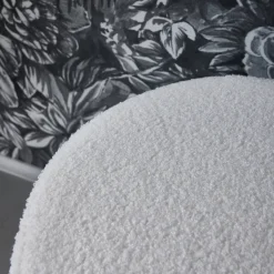 Skandinavischer Hocker mit weißem Bouclé-Bezug